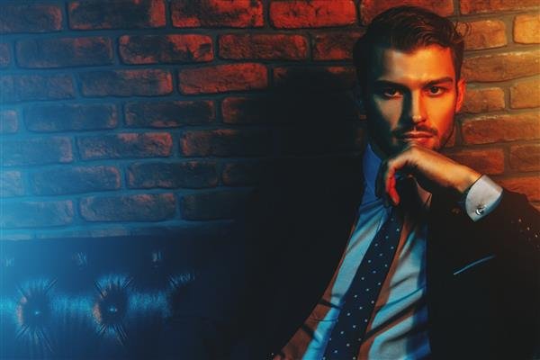 ژست عکس با کت و شلوار مردانه