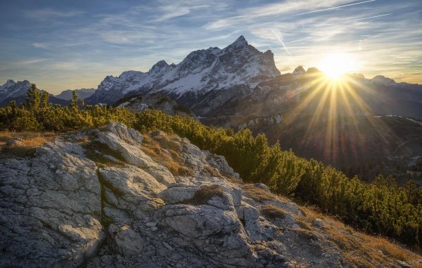 عکس طلوع خورشید از پشت پنجره