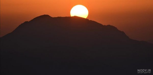 عکس طلوع خورشید از پشت پنجره