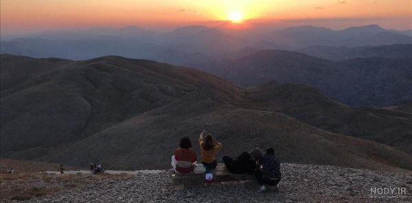 عکس طلوع خورشید از پشت پنجره