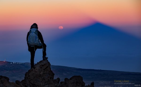 عکس طلوع خورشید از پشت پنجره