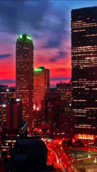 والپیپر ساختمان در شب برای گوشی آیفون 2026