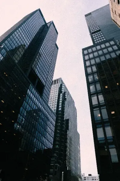  والپیپر ساختمان در شب برای گوشی آیفون 2026