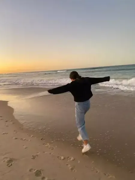 عکس پس زمینه دختر کنار دریا