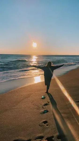  عکس پس زمینه دختر کنار دریا