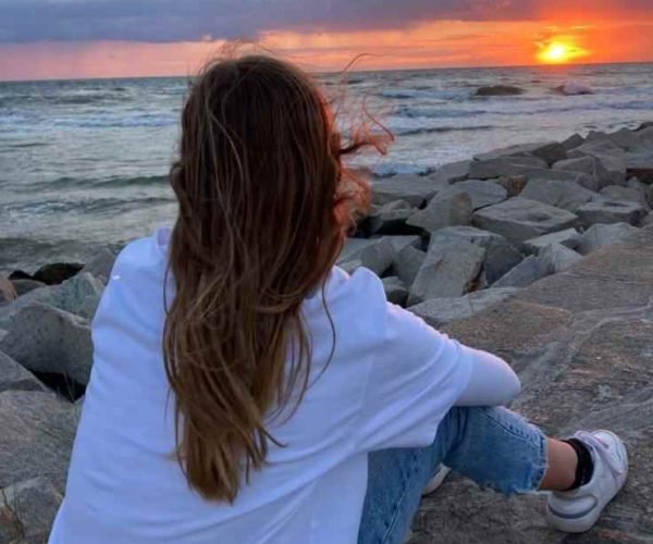  عکس پس زمینه دختر کنار دریا