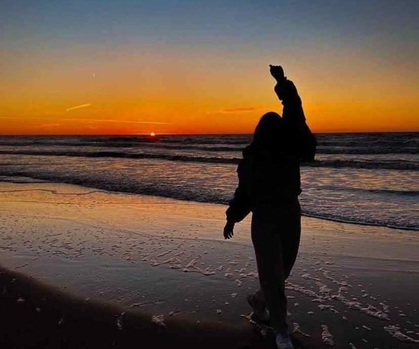  عکس پس زمینه دختر کنار دریا