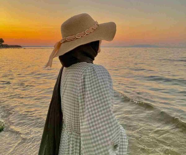  عکس پس زمینه دختر کنار دریا