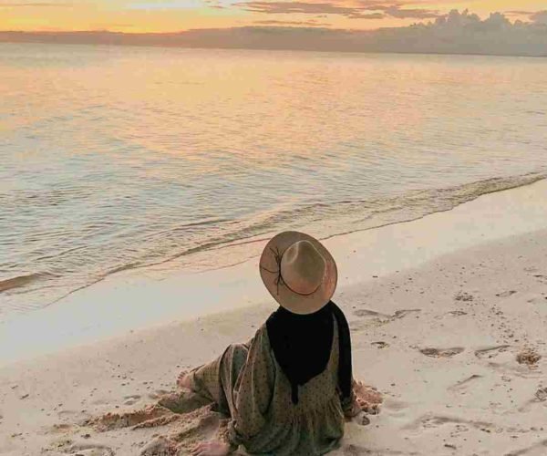  عکس پس زمینه دختر کنار دریا