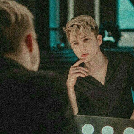  دانلود عکس پسر از نیمرخ با کیفیت