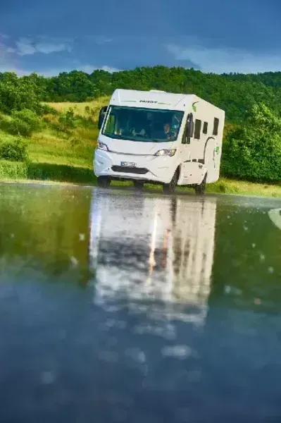  عکس ماشین کمپر مسافرتی در کوهستان