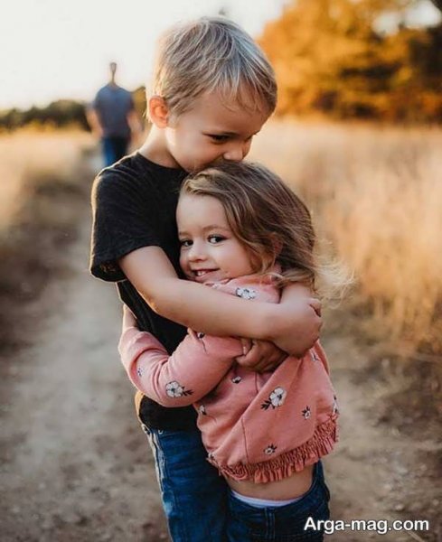  ژست عکس خواهر برادری کودکانه