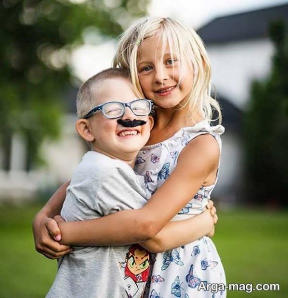  ژست عکس خواهر برادری کودکانه