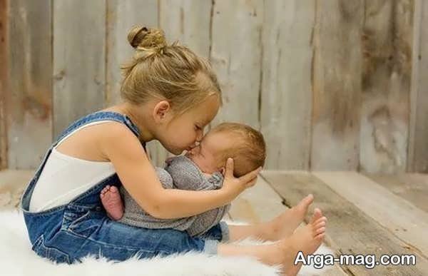  ژست عکس خواهر برادری کودکانه