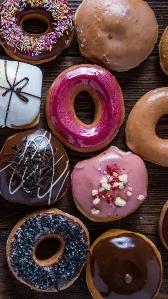  عکس پیراشکی خوشمزه با سس کاکائو