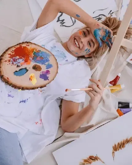  عکس دختر نقاش برای پروفایل