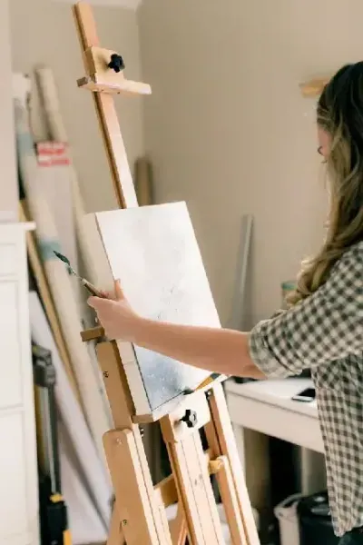  عکس دختر در حال نقاشی کشیدن