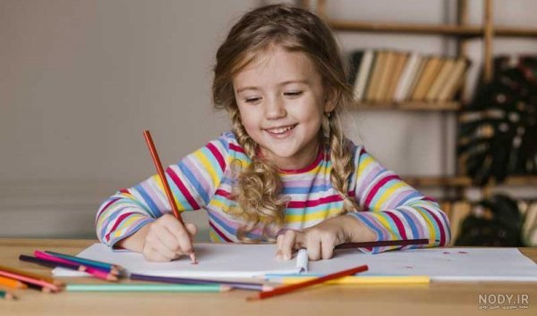  عکس دختر در حال نقاشی کشیدن