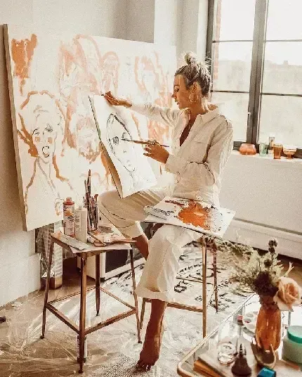  عکس دختر در حال نقاشی کشیدن