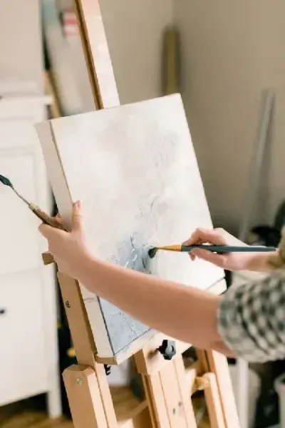  عکس دختر در حال نقاشی کشیدن