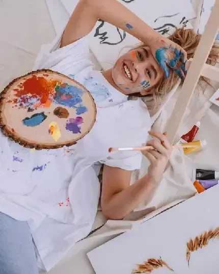  عکس دختر در حال نقاشی کشیدن