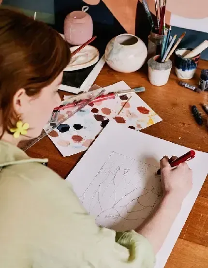  عکس دختر در حال نقاشی کشیدن
