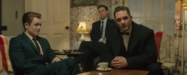  عکس تام هاردی با سیگار