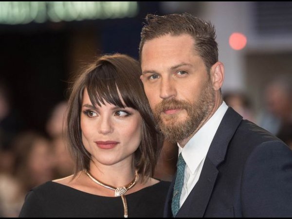 عکس تام هاردی با سیگار