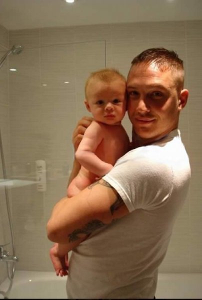 عکس تام هاردی با سیگار