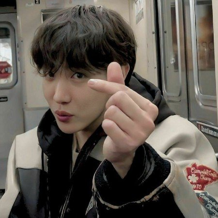  عکس های جی هوپ خواننده گروه بی تی اس (BTS)