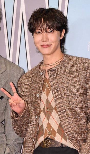  عکس های جی هوپ خواننده گروه بی تی اس (BTS)