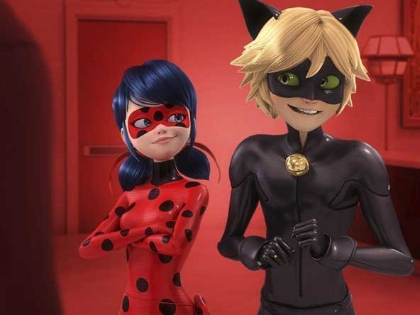 عکس دختر کفشدوزکی و گربه سیاه خفن