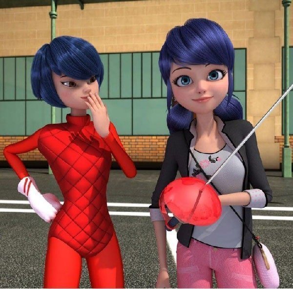  عکس دختر کفشدوزکی و گربه سیاه عاشقانه