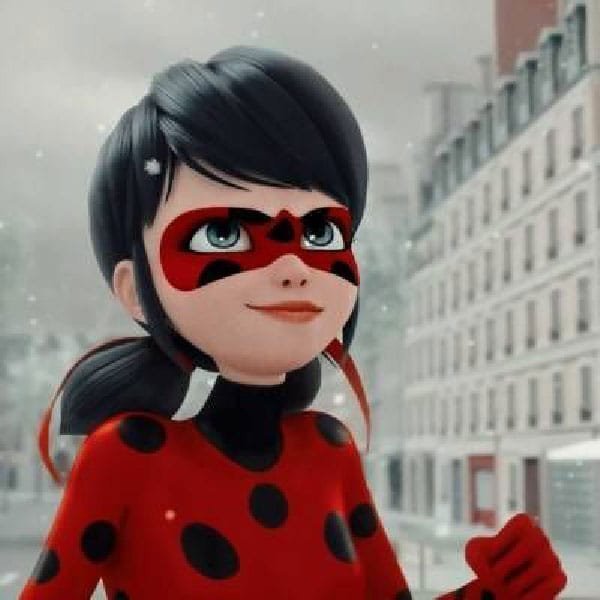  عکس دختر کفشدوزکی و گربه سیاه عاشقانه