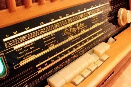  عکس رادیو قدیمی چوبی