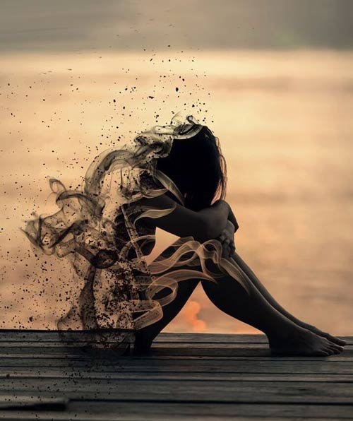 عکس پروفایل دختر تنها و غمگین کنار دریا