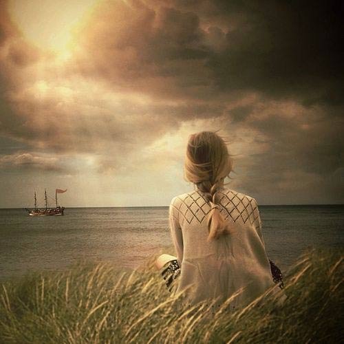  عکس پروفایل دختر تنها و غمگین کنار دریا