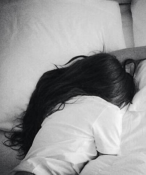  عکس پروفایل دختر تنها و غمگین کنار دریا