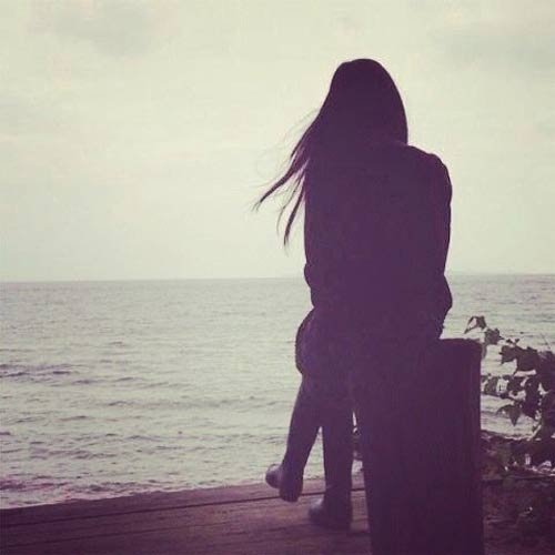  عکس پروفایل دختر تنها و غمگین کنار دریا