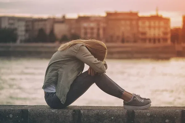  عکس پروفایل دخترانه غمگین سیاه سفید