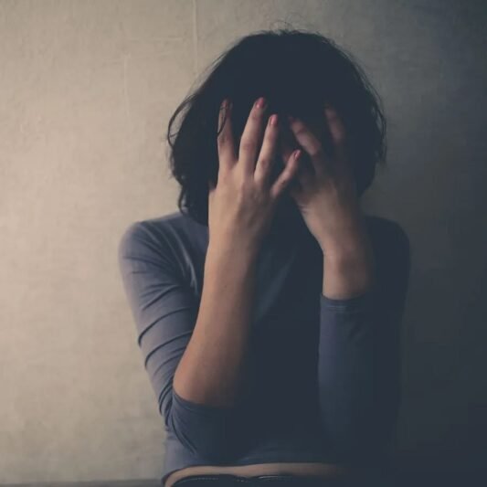  عکس پروفایل دخترانه غمگین سیاه سفید