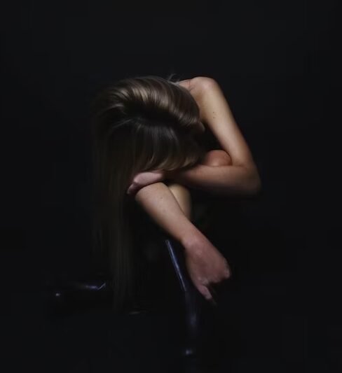  عکس پروفایل دخترانه غمگین سیاه سفید