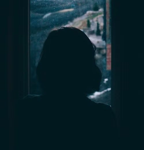  عکس پروفایل دخترانه غمگین سیاه سفید