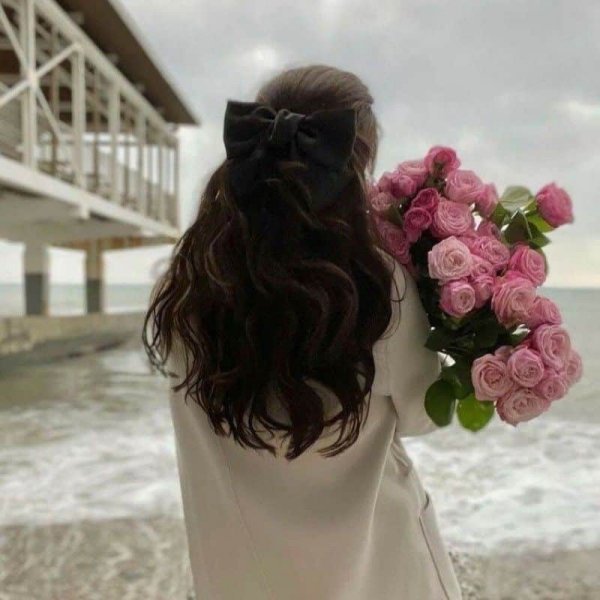  عکس دختر با گل برای پروفایل