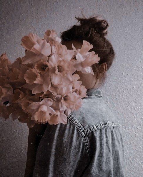  عکس دختر با گل برای پروفایل