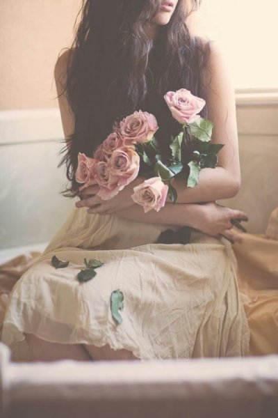  عکس دختر با گل برای پروفایل