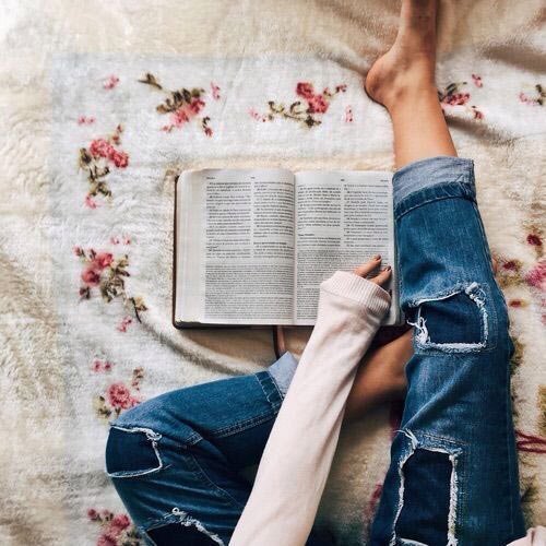  عکس دخترونه لاکچری با کتاب