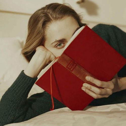  عکس دخترونه لاکچری با کتاب