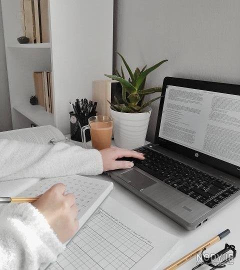 عکس پروفایل دخترونه در حال کار با لپ تاپ