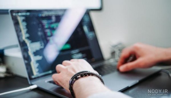  عکس پروفایل دخترونه در حال کار با لپ تاپ